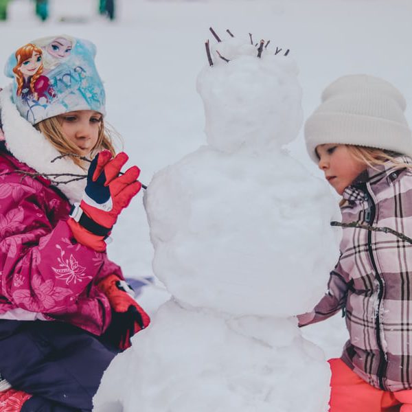 Kids_making_a_snowman